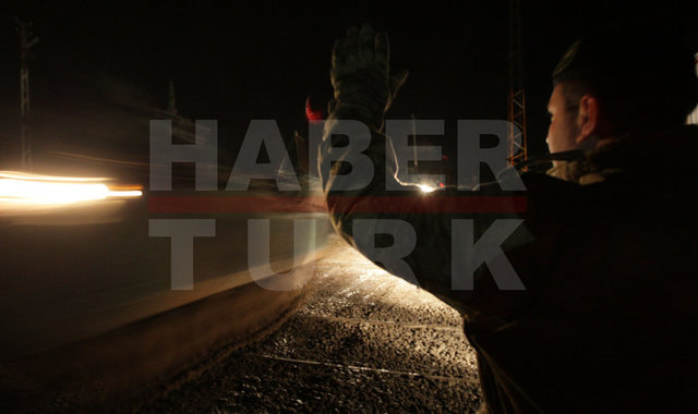 Süleyman Şah operasyon birliklerinin türbeye ulaşmasını engellemek isteyen IŞİD, bölgede asfalt yolu uzun mesafelerde tuzaklayıp dinamitlerle tahrip ederek kullanılamaz hale getirdi.