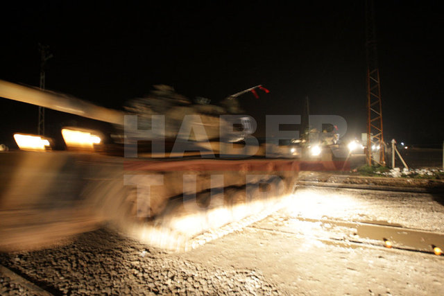 Fırat Nehri kıyısındaki Süleyman Şah'a çamurlu araziden paletli tanklarla ulaşılıp türbenin güvenliği sağlandı.