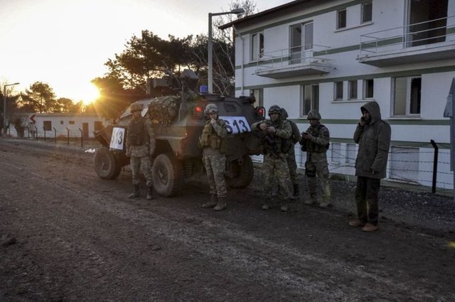 İlçe merkezi ve Mürşitpınar Sınır Kapısı güzergahında polis ve askeri birlikler önlem aldı. Operasyondan görüntüler...