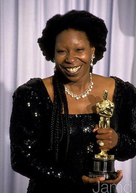 Whoopi Goldberg ( 1991 En İyi Yardımcı kadın Oyuncu): Sıradan bir kitap rafında.
