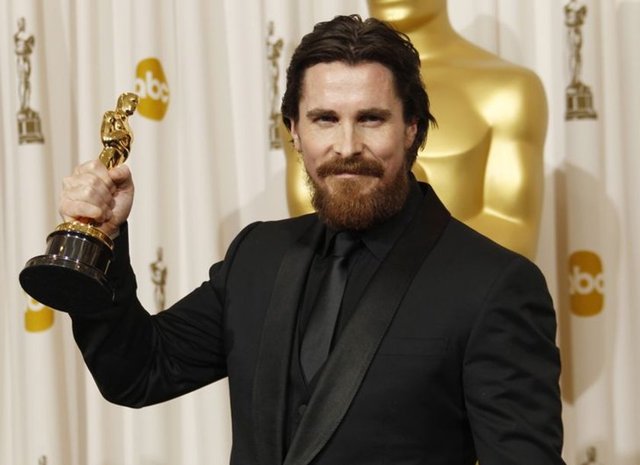 Ödülü nasıl saklıyorlar?  Christian Bale (2010, En İyi Yardımcı Erkek Oyuncu): Kızının oyuncakları arasında.