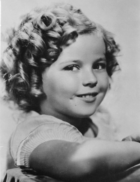 1934 - Shirley Temple 6 yaşında Oscar kazandı.