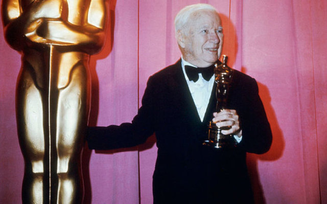 1972 - Charlie Chaplin tam 5 dakika alkışlandı.
