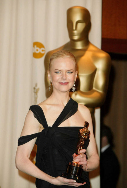 Nichole Kidman (2003, En İyi Kadın Oyuncu) Annesinin evinde bir örtünün altında.