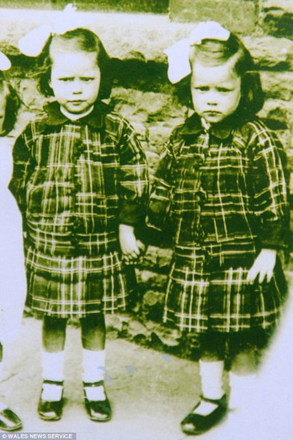 1912'de, Titanik'in battığı yıl doğan ikizler, Hayatları boyunca Abertridwr adlı kasabada yaşadılar.