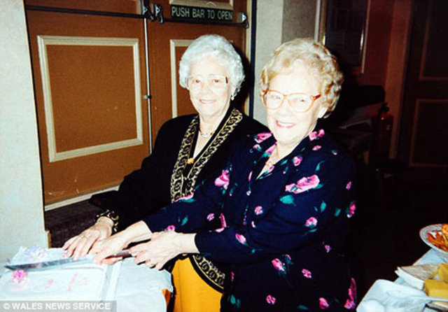 Çocukları 103 yaşındaki ikizlerin "sessiz ve huzurlu" bir hayat geçirdiğini söylüyor.