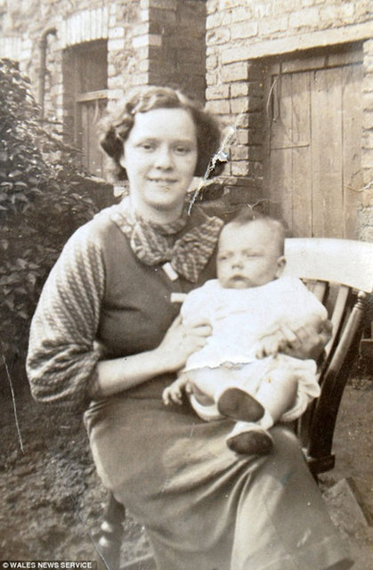 "Annem sürekli ilkokulda öğrendiği Calon Lan adlı bir Galler şarkısını söyleyip duruyor. Teyzem ise bu durumdan biraz sıkılmış durumda."