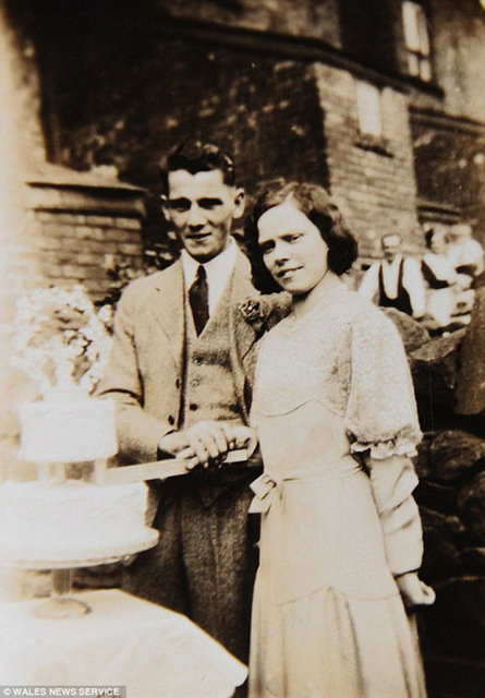 İkizlerden Glenys'in kendisini ilkokulda zannettiğini söyleyen kızı Gwenda, 'Flo teyzesinin' bu duruma tepkili olduğunu da belirtiyor.