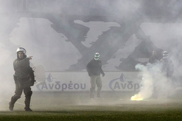 - Oyuncular soyunma odasına dönerken, daha sonra olayların kontrol altına alınmasıyla maç başladı.