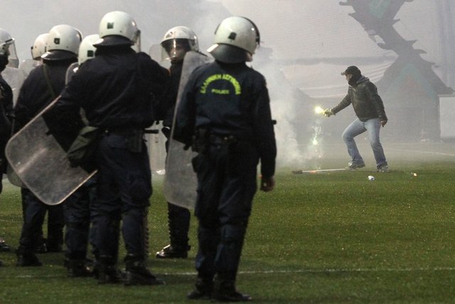-  -  - Panathinaikos taraftarlarının Olympiakos yedek kulubesine attığı meşalaler yüzünden ikinci yarı da gecikmeli başladı.