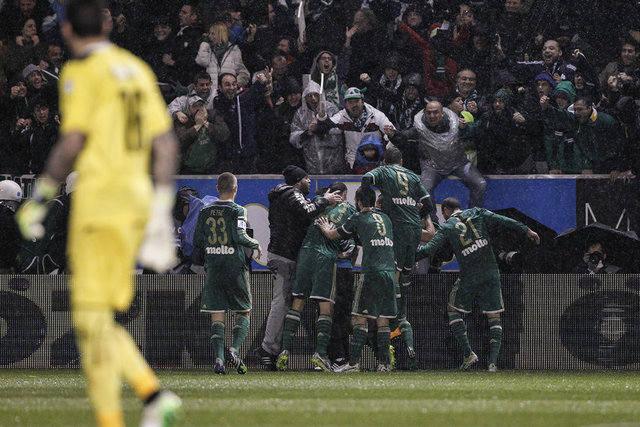 - Oyuncuların sahaya girmesiyle de aynı sahneler yaşandı. -