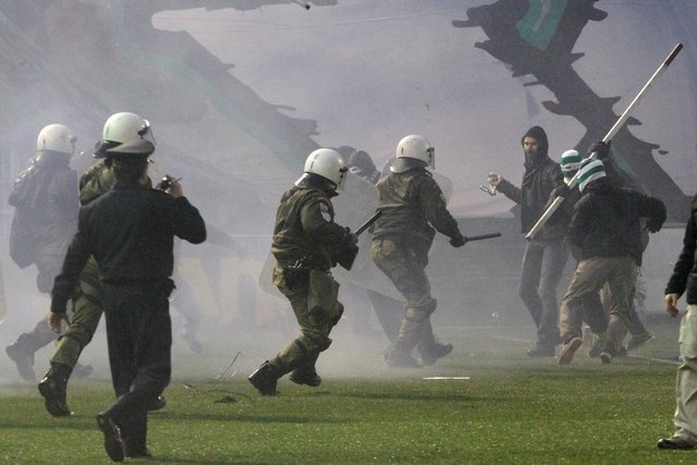 - Taraftarlar sahaya meşale yağdırırken, konuk takım başkanı soyunma odasına dönmek zorunda kaldı.