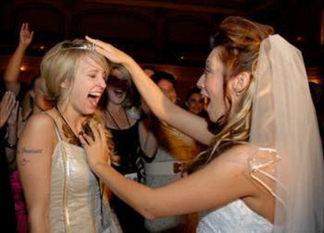 FİNLANDİYA - Finlandiyalı gelinler düğünde el yapımı altın bir taç takarlar. Törenden sonra bekar genç kızlar gelinin etrafında toplanır. Gelin, genç kızlar arasından birini seçerek altın tacını ona verir,seçilen kızın ondan sonra evleneceği düşünülür.