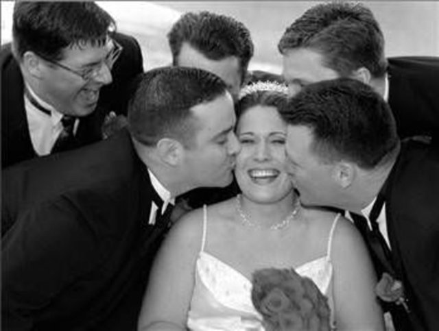 İSVEÇ - İsveç düğünlerinde ise misafirler gelin ve damadı öperler. Eğer gelin tuvalete giderse tüm kadın misafirler damadı öpmek için sıraya girerler. Eğer damat ortalıklarda görünmezse erkekler gelini öpmek için sıraya girerler.