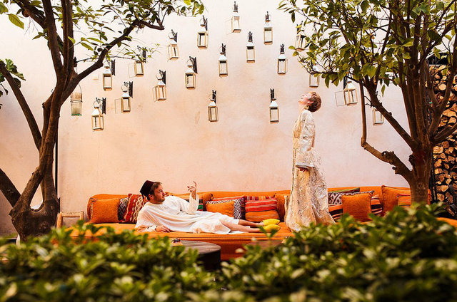 Pelling ve Gant şimdiye kadar 70 farklı ülkede yaklaşık 70 defa evlenmişler. Bu ülkeler içinde Arjantin, Fas, Avustralya, Güney Afrika ve Ürdün gibi ülkeler de var.  - Marrakesh, Fas -