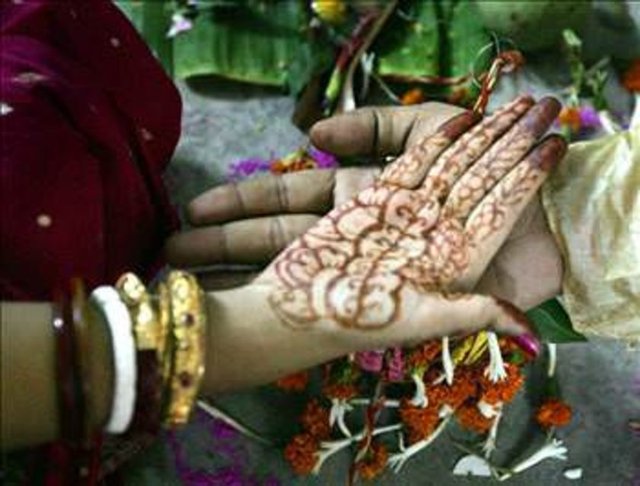 HİNDİSTAN - Hint düğünleri 3 bölümden oluşur. 1. bölüm düğün hazırlıkları ve düğün gününden önceki düzenlenen partiden oluşur. Partide gelin damadın yakınlarının kaynaşması amaçlanır.