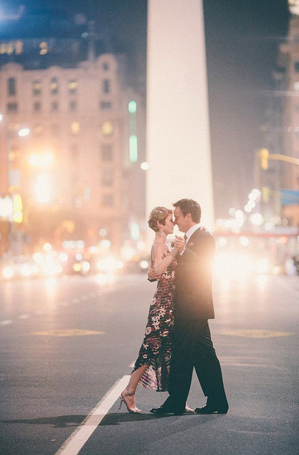 Çift bu süreç içinse; ''Yolculuğa başladıktan iki yıl ve 48 düğün sonra şunu fark ettik: Aslında hayat bir varış noktası değil, yolculuğun kendisi!''diyor.  - Buenos Aires, Arjantin -