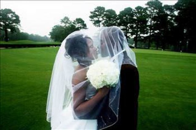 KOLOMBİYA - Gelinin annesi gerdeğe giren çiftin yatağının kenarına oturarak ilk ilişkiye şahitlik ediyor.