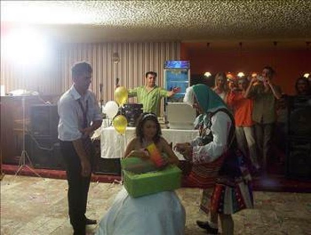 BULGARİSTAN - Erkek, sevdiği kızı ailesinden istemek için en yakın arkadaşıyla kızın evine gider. Giderken yanında "rakia" denilen özel bir ev viskisi ve "zdravet" adı verilen yeşil çiçeklerden küçük bir buket götürür.