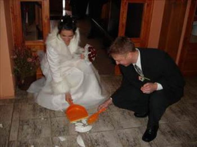 ÇEK CUMHURİYETİ - Çek düğünlerinde, gelinle damat törenin düzenlendiği salona girerken ayaklarının önüne tabak kırılır ardından çift birlikteliklerini ve mutluluklarını garantilemek için bu kırıkları süpürür.