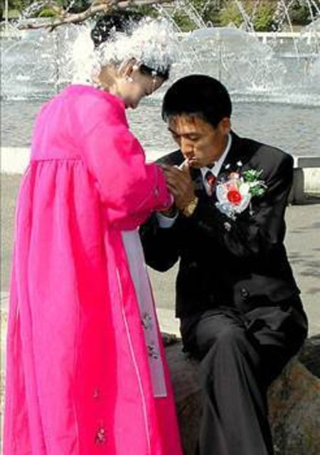 KUZEY KORE - Kuzey Kore'de kadınlarda 25, erkeklerde ise 27 yaşın altında evlenmek kanunen yasak. Evlenmeden önce bireylerin askerlik ve devlete karşı diğer yükümlülüklerini yerine getirmiş olması gerekiyor.