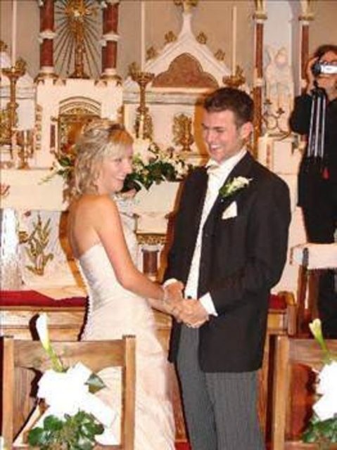 Hollanda'da eğer gelinin babası damadı onaylamıyorsa gelinin çeyizi olmaz. Gelinin en yakın arkadaşı ise gelinin çeyizinde olması gereken eşyaları hediye eder.