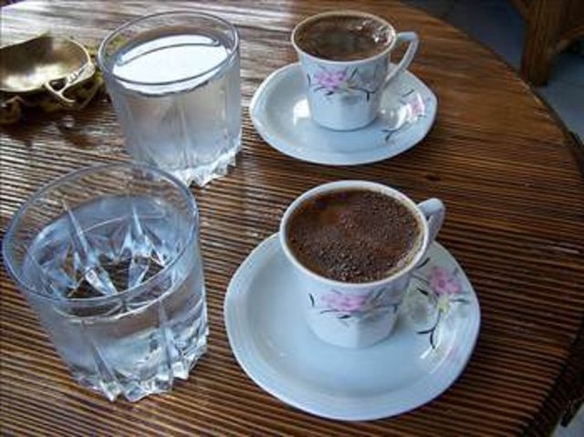 BOSNA-HERSEK - Ülkenin bazı bölgelerinde evlenme çağına gelmiş gelin adayını isteyen damat adayı kız evine yemeğe davet edilmekte ve ailenin büyükleri ile söz konusu evlilik hakkında tartışmaktadır.