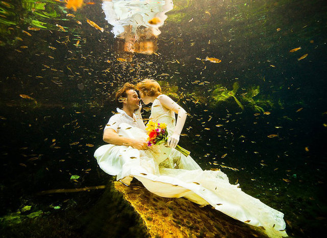 Düğün yerlerine bir türlü karar veremeyen çift, en sonunda eldeki avuçtaki her şeyi satarak, 70 ülkede 70 düğün yapmaya karar vermişler.  - Paamul, Meksika -