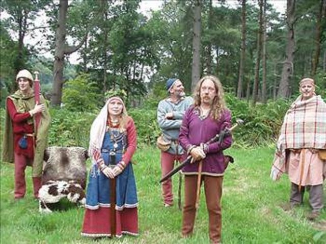 VİKİNGLER - Vikingler zamanında evlilikler açık arttırma şeklinde yapılıyordu. Damat adayı gelin adayı için kızın babasına fiyat teklif eder ve bu fiyat üzerinden pazarlık yapılırdı. Belirlenen para miktarı çeyiz için kullanılırdı.