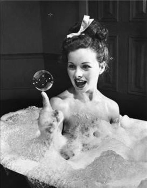 FRANSA - Düğün günü gelin eski aşkları ve düşüncelerinden tamamen arınmak için uzun bir banyo yapar.