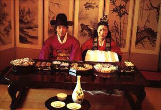 K.KORE - Kuzey Kore'de evlilik geleneklerinde ördek ve kaz önemli bir yer tutmaktadır. Eskiden, damatlar arkalarında kaz taşıyarak beyaz bir atın üstünde gelinin evine giderlerdi. Günümüzde ise sembolik olarak tahta kaz kullanılmaktadır.