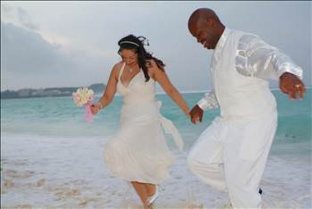 GUAM - Bakirelerin evlenmesi yasak. Bunun için kızlar evlenmeden önce bekaretlerini para karşılığı bu işi yapan kişilere bozduruyor.