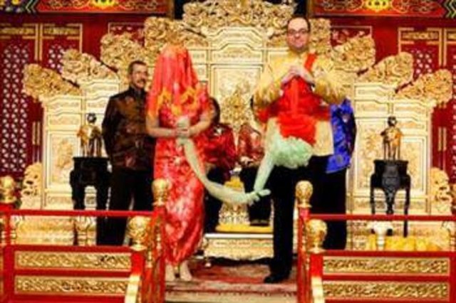 ÇİN - Gelin düğünde kırmızı ayakkabı giyer ve kırmızı duvak örtünür. Nedimelik yapan bayanlar gelinin horoskopuyla uyumlu doğum yılına sahip kişilerden seçilir.