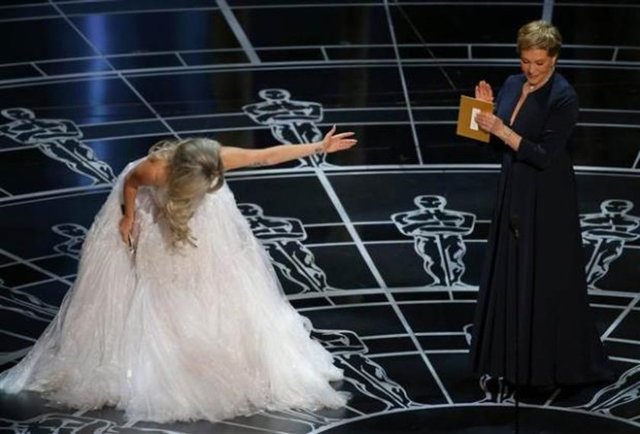 Performansın ardından sahneye filmde rol alan Julie Andrews geldi ve Lady Gaga'yı alkışladı.