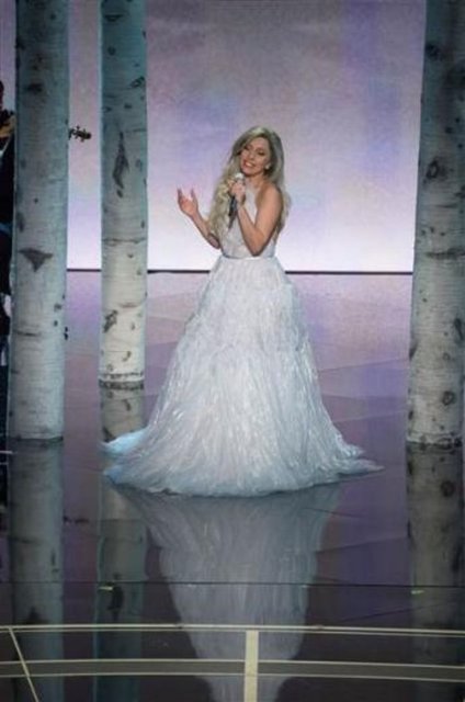 Lady Gaga sosyal medyada espri konusu oldu ama sahnedeki performansı çok beğenildi.