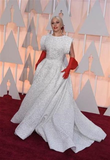 Bu yılki Oscar törenine giydiği elbise ve onu tamamladığı eldivenlerle Lady Gaga damgasını vurdu. Azzedine Alaia'nın tasarımı olan kıyafetini tamamladığı bu eldivenler Lady Gaga daha kırmızı halıda görünür görünmez sosyal medyada "bomba" etkisi yarattı. -