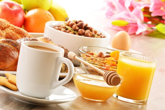 Kahvaltıda mutlaka yumurta, tahıllı ekmek ve bal tüketin. Doğru bir kahvaltıyla metobolizmanız hızlanacak ve baldan aldığınız enerji size iyi gelecektir.
