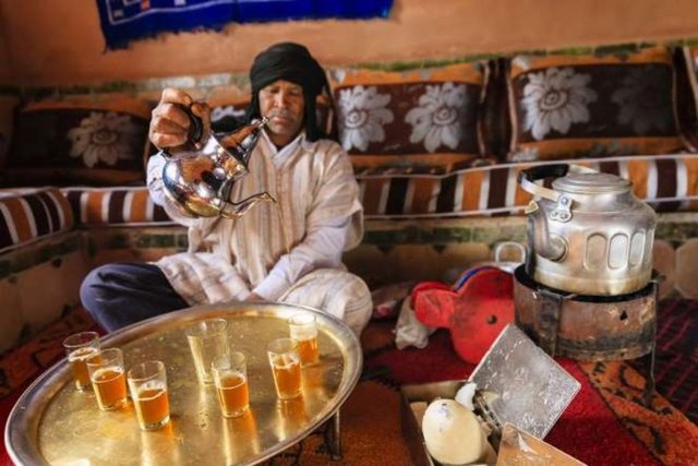NANE ÇAYI - FAS - Yeşil çay ve nane yapraklarının karışımından oluşan nane çayı, şekerle tatlandırılıyor. Geleneklere göre bu çayı içmeyi reddetmek, büyük bir terbiyesizlik sayılıyor.  -