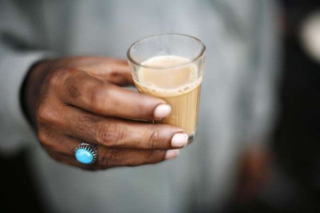 MASALA CHAİ - HİNDİSTAN - Dünyadaki en önemli çay üreticilerinden biri olan Hindistan'da en popüler çay Masala'dır. Bu çay, şeker ve bazı baharatlar karıştırılarak tüketilir. -