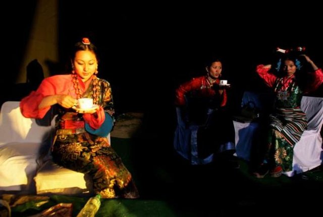 TEREYAĞI VE TUZ ÇAYI- TİBET - Bu çay, bir tutam tuz ve biraz da tereyağının özel Tibet çayına katılmasıyla elde ediliyor.  -