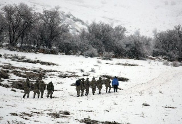 Sabah havanın aydınlanması ile feci kazanın boyutu ortaya çıkarken havada çarpıştığı sanılan 2 savaş uçağının yanan parçalarının yaklaşık 1 kilometrelik bir alana yayıldığı görüldü.
