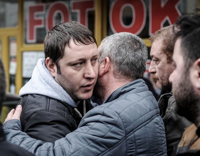 Eşi Kürşat Gürcan ise cenaze namazı sonrasında taziyeleri kabul ederek, "Ben eşimi kaybettim, dilerim verdiğimiz organlar birilerini hayata bağlar" dedi.