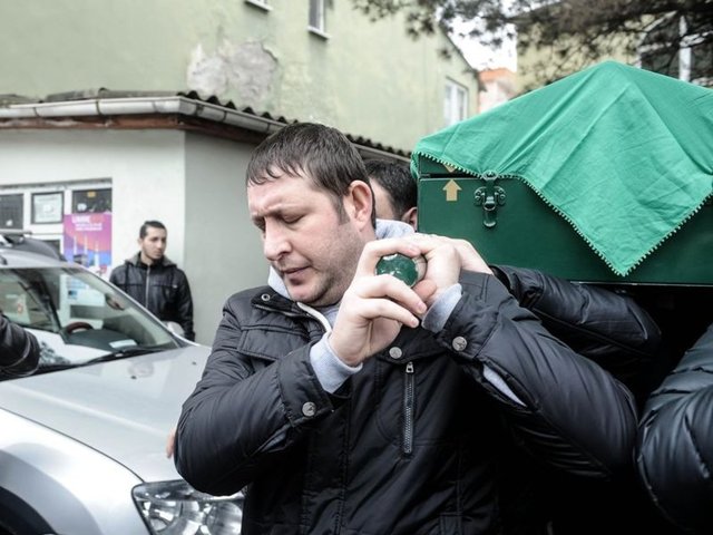 Duygu Gürcan'ın cenazesi bugün Atakent Merkez Camii'nde öğle saatlerinde kılınan cenaze namazı ardınan Alanlı Mahallesi Mezarlığı'na defnedildi. Genç kadının bir gün önce karnında ölen bebeğinin de yanına toprağa verildiği belirtildi.