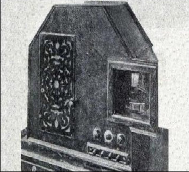 1- Televizyon kelimesi, Yunanca uzak anlamındaki tele ve Latince görmek anlamındaki visio sözcüklerinden türemiştir.