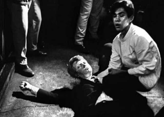 20- 1963 yılında Jack Ruby adında bir adam, açıklanamayan nedenlerle John F. Kennedy suikastı zanlısı Lee Harvey Oswald'ı milyonlarca televizyon izleyicisinin gözleri önünde öldürüldü.