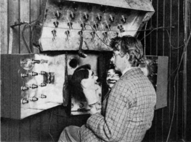 2- Günümüz dünyasında insanları saatlerce karşısında oturtabilen televizyonu icat eden kişi, İskoç mucit John Baird'dir.