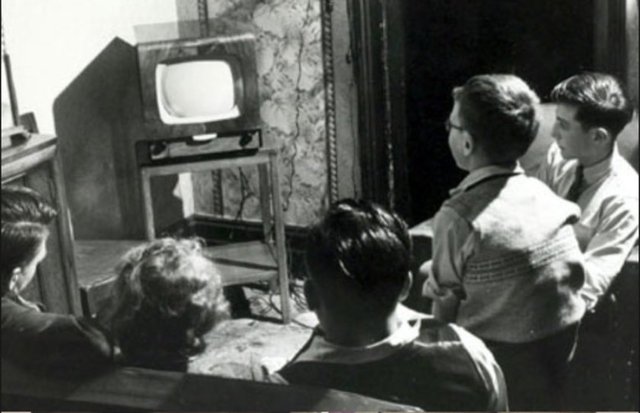 26- Dünyanın en çok televizyon izleyen milleti Amerikalılardır. 65 yaşına gelen bir Amerikalı, ömrünün 9-10 yılını televizyon seyrederek geçirmiş olmaktadır.