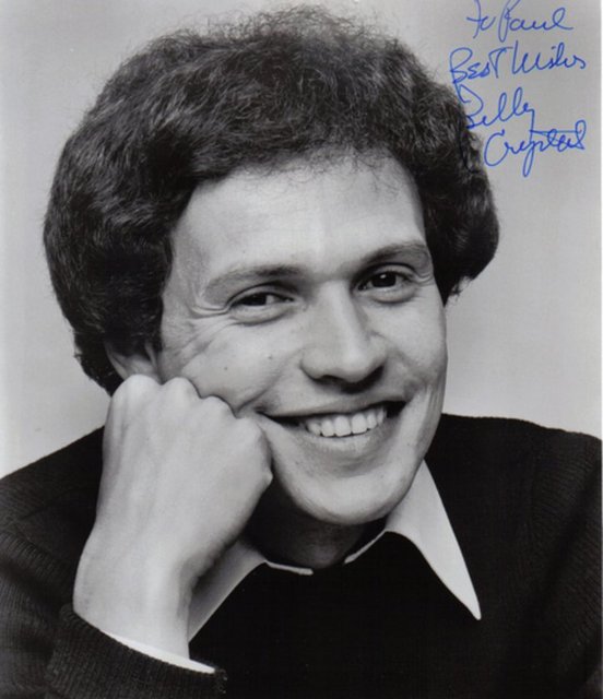 24- Komedyen Bill Crystal 1977-1981 yılları arasında ABC kanalında yayınlanan bir dizide ilk kez açıkça eşcinsel olan bir karakteri canlandırmıştır.