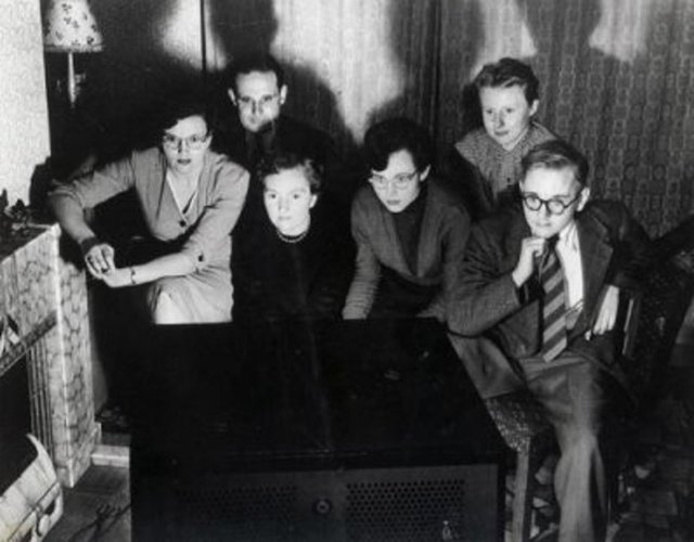 6- Halka açık ilk televizyon yayını ise 1936 yılında İngiliz yayın kuruluşu BBC tarafından gerçekleştirilmiştir.