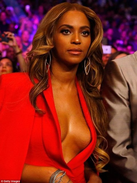 - Las Vegas'taki mücadeleyi eşi Jay Z ile izleyen şarkıcı, derin göğüs dekolteli kırmızı ceketiyle maçı gölgede bıraktı. -